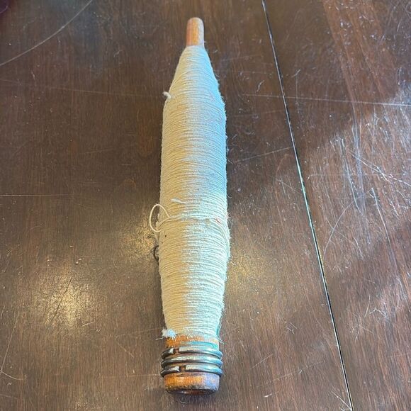 Vintage wood spool with off-white thread - Picture 1 of 4